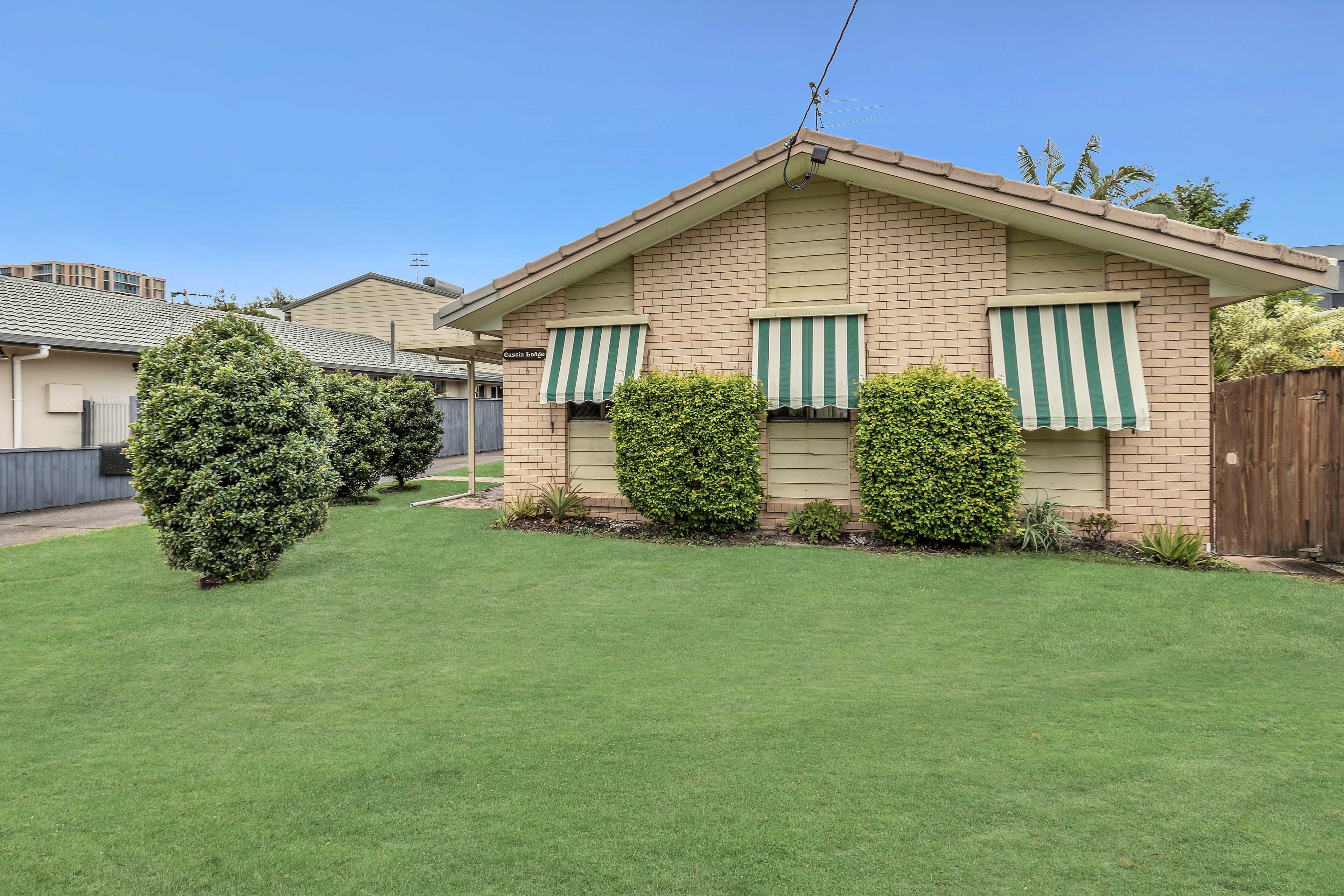 Duplex Semi-detached at 2/6 Walker Ave, Palm Beach - photo 2