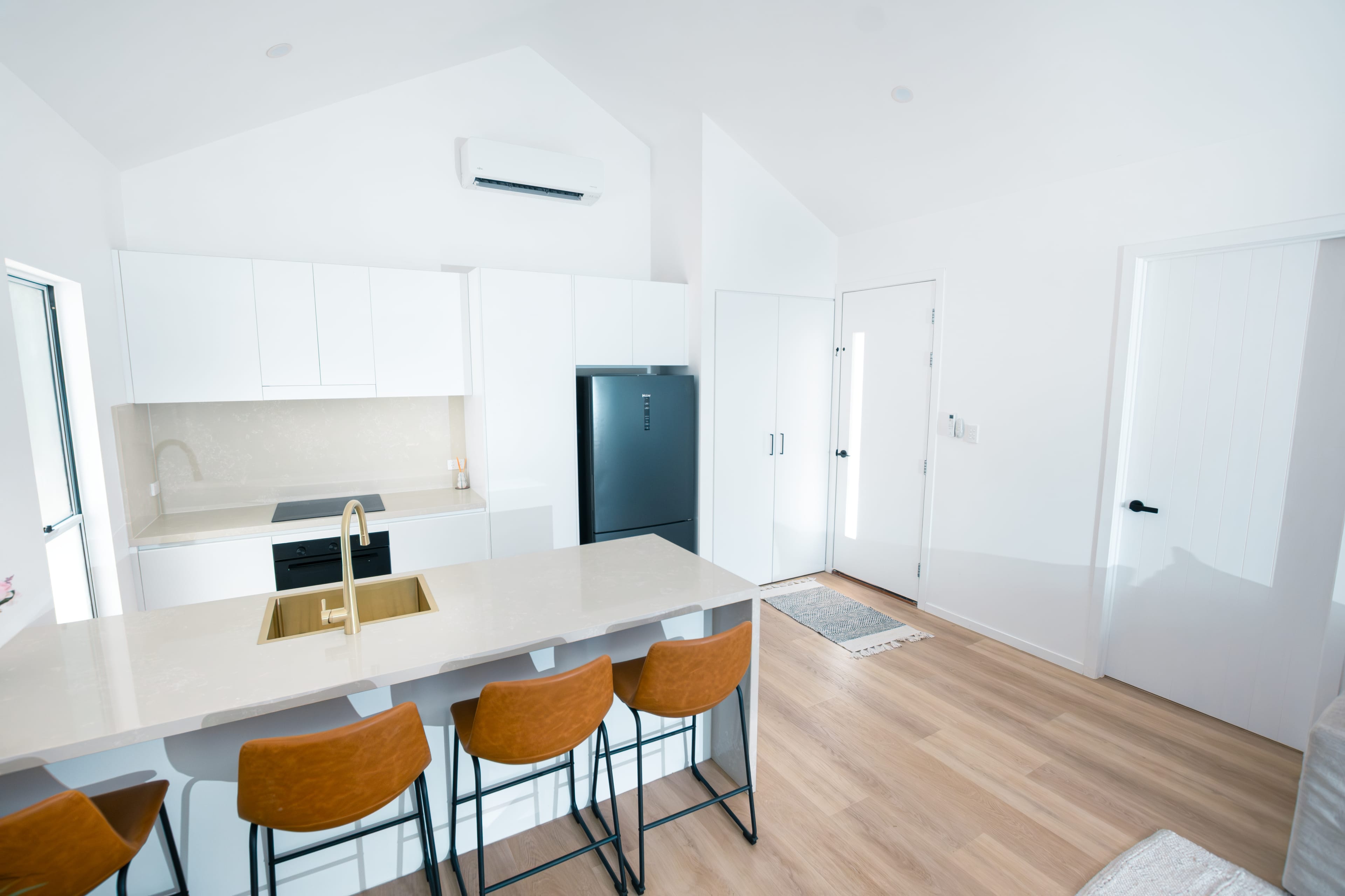 Flat at 1a/18-22 Gaw Terrace, Bonogin - photo 2