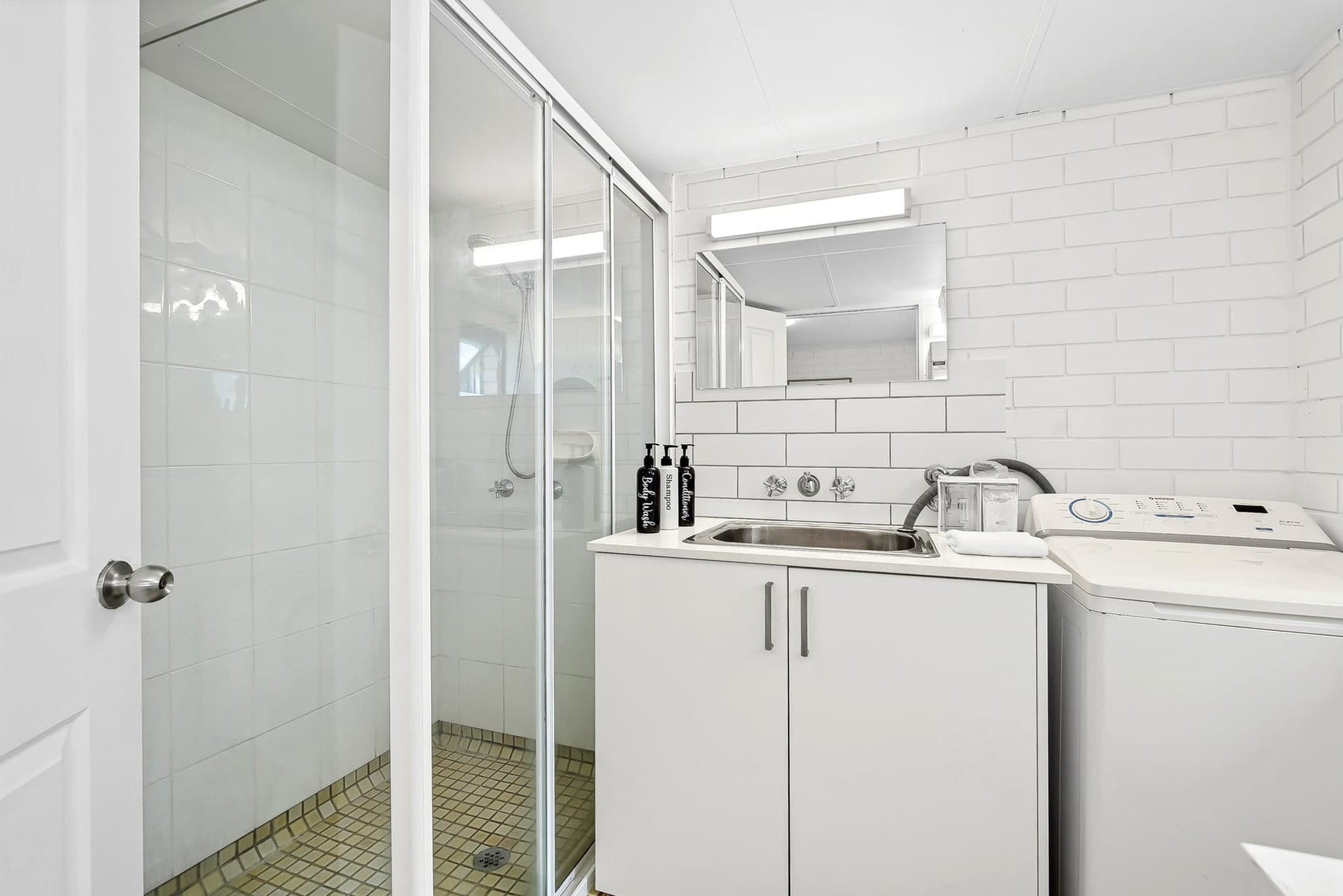 24 Trickett St, Surfers Paradise photo