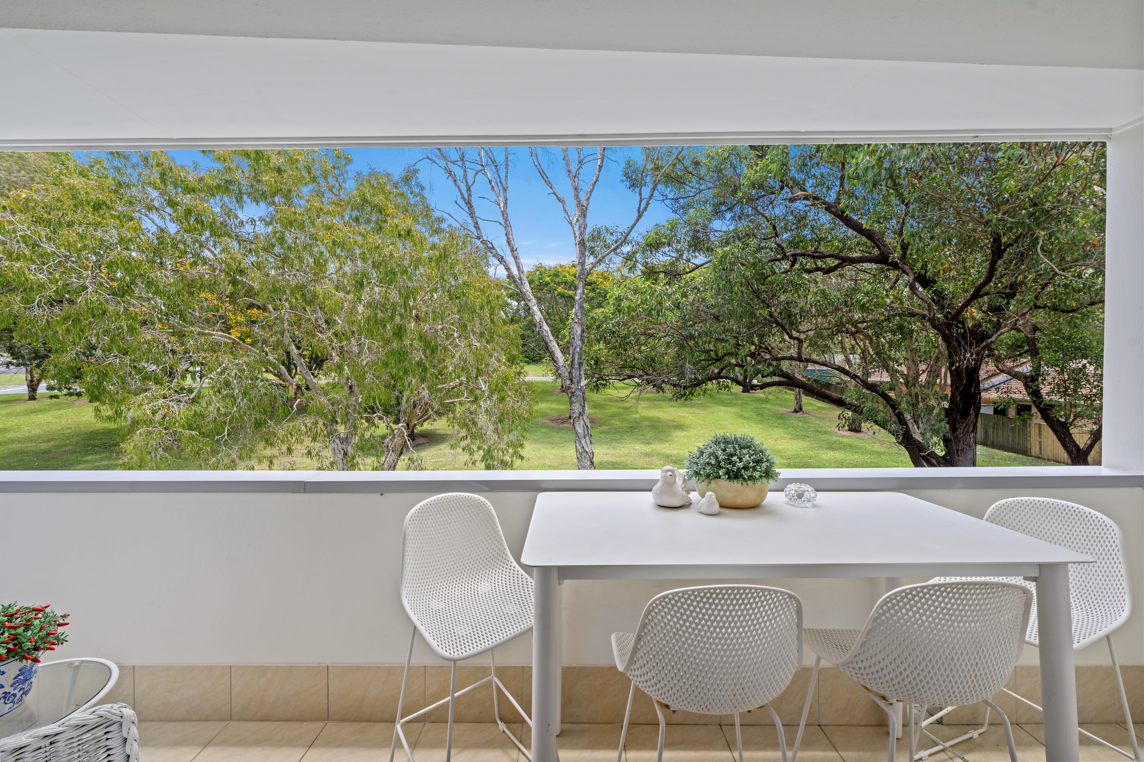 4/10 Middle Street Labrador QLD - photo 2