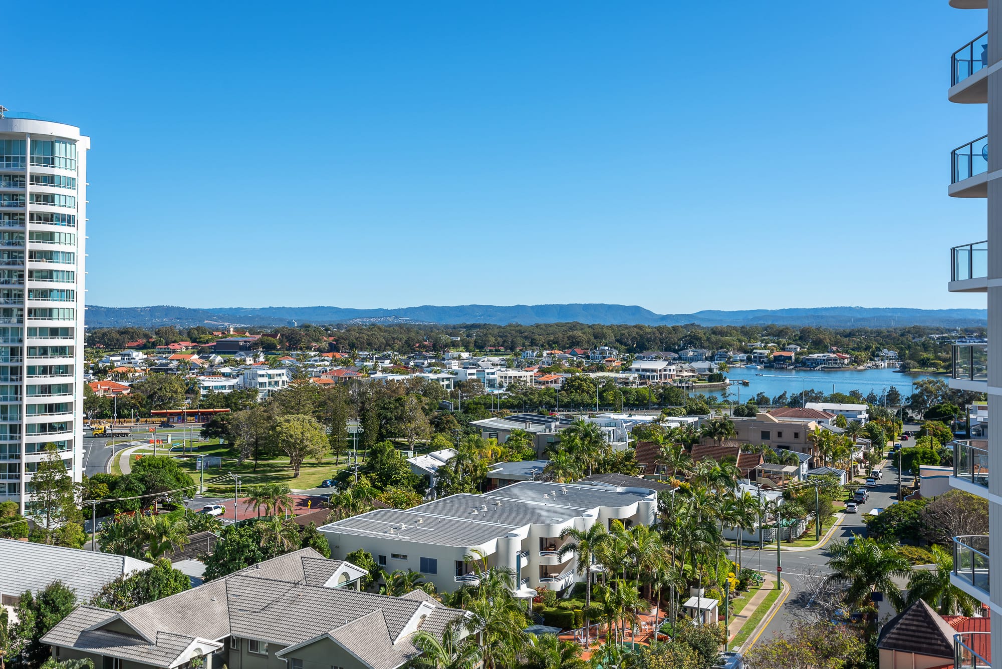 20805/11 Cronin Avenue Main Beach QLD - photo 2